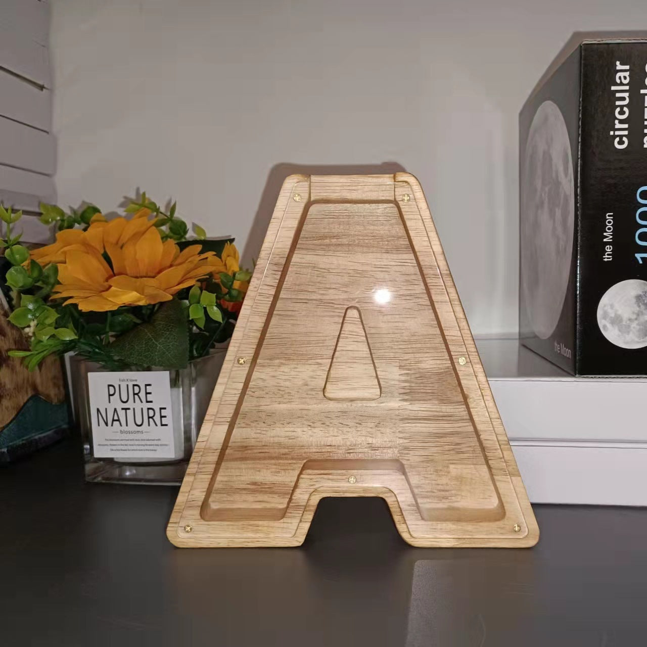 Adornos de madera para hucha con forma de letra