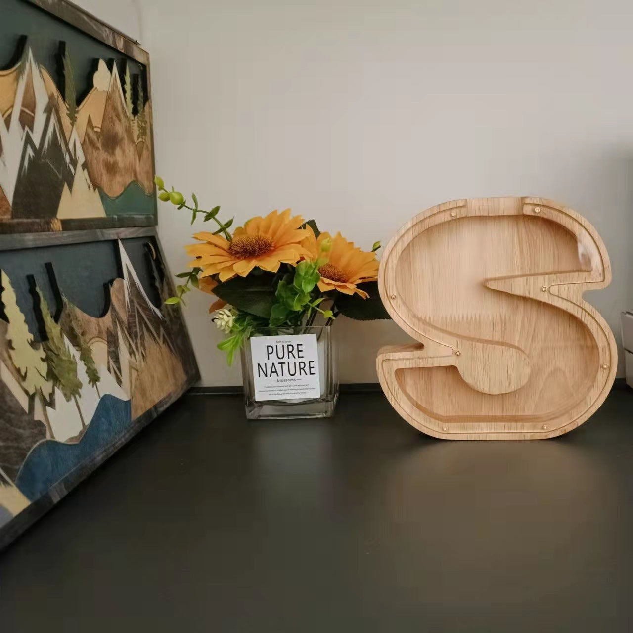 Adornos de madera para hucha con forma de letra