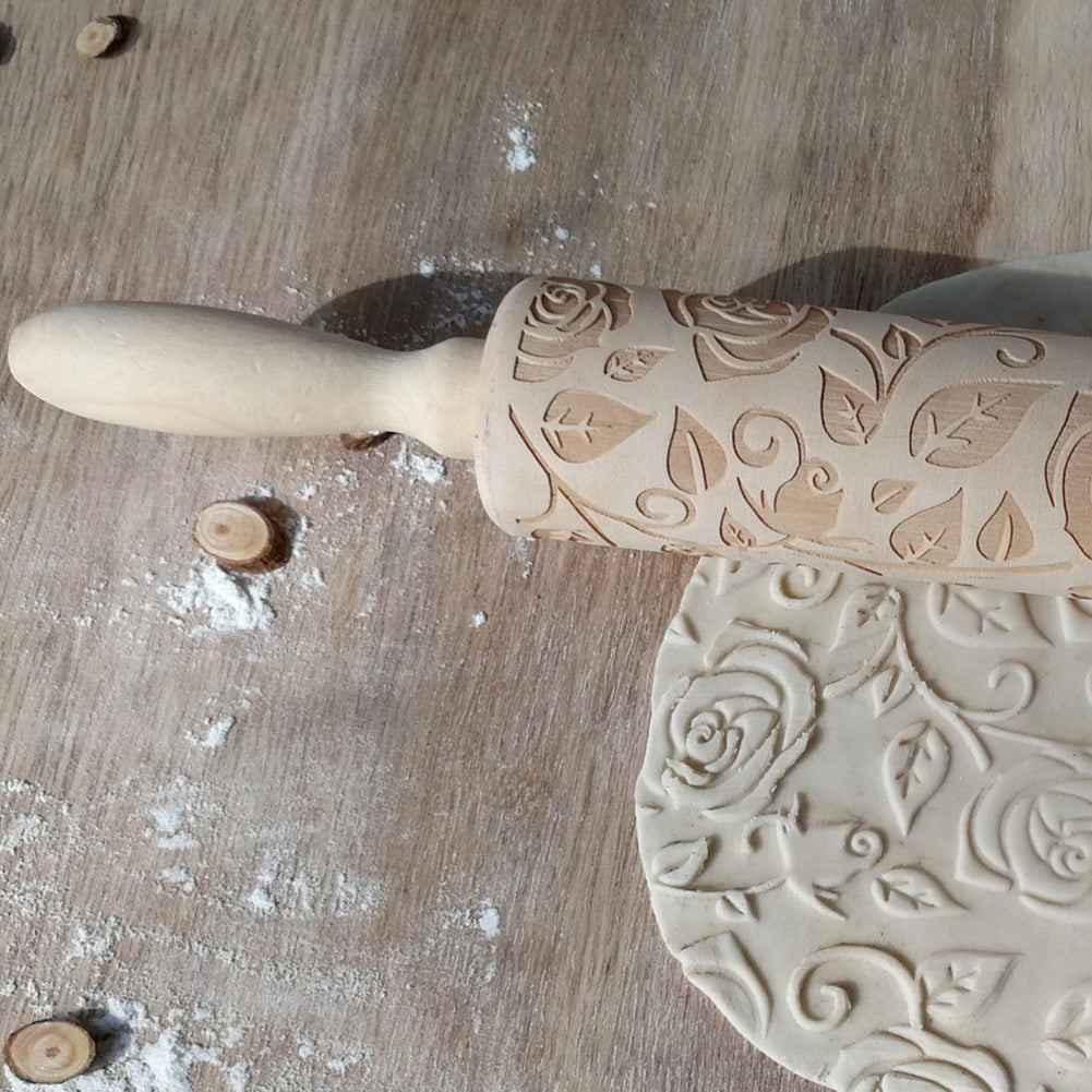 Rouleau à pâtisserie en bois avec roses pour la Saint-Valentin