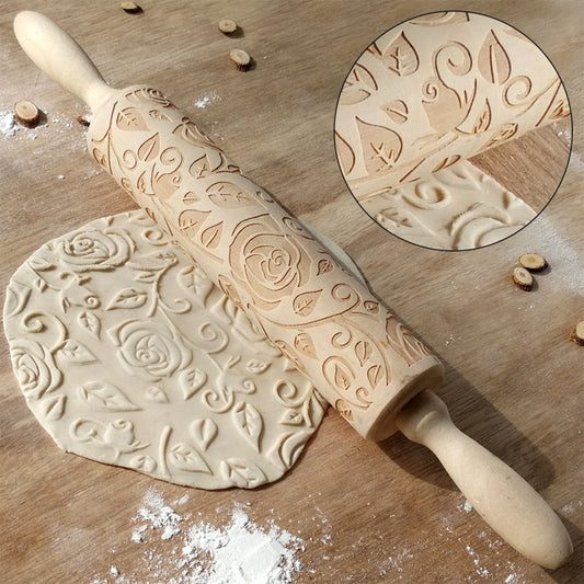 Rouleau à pâtisserie en bois avec roses pour la Saint-Valentin