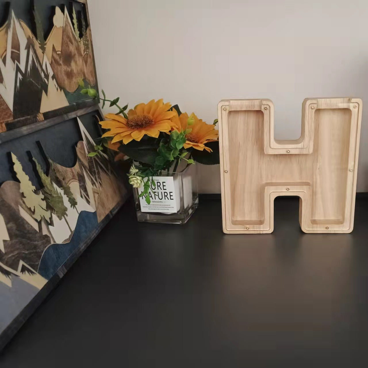 Adornos de madera para hucha con forma de letra