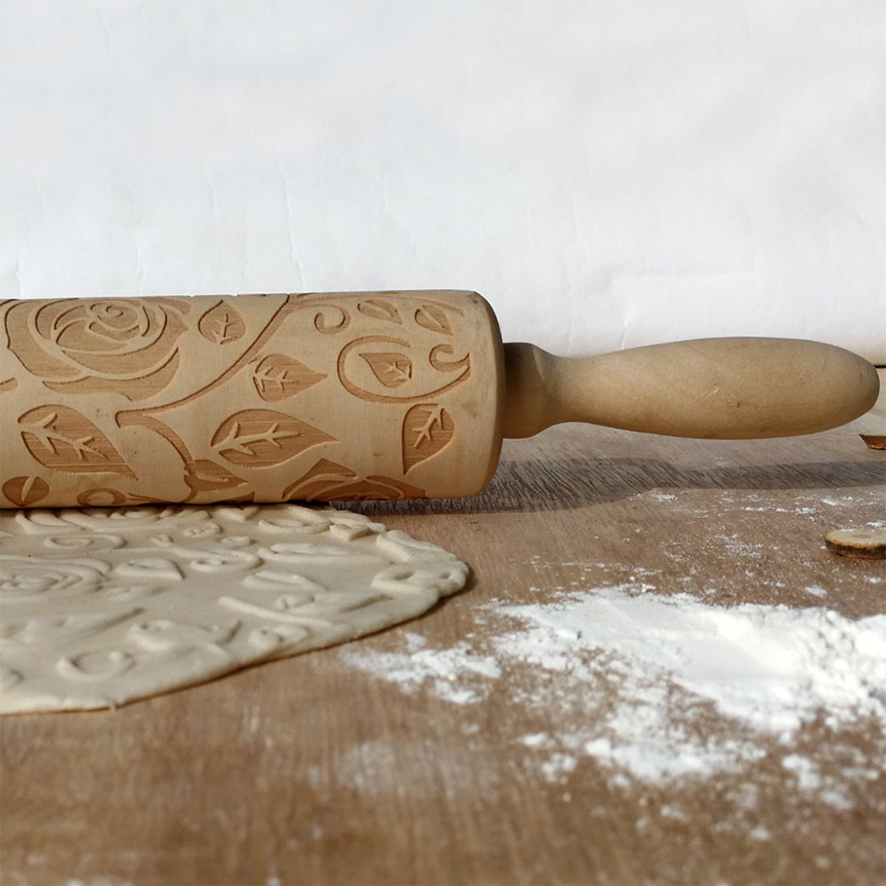 Rouleau à pâtisserie en bois avec roses pour la Saint-Valentin