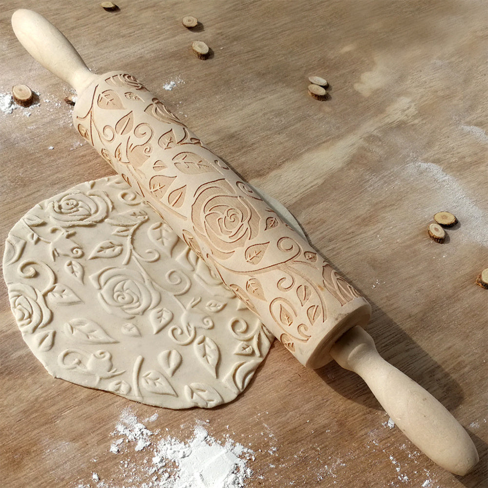 Rouleau à pâtisserie en bois avec roses pour la Saint-Valentin